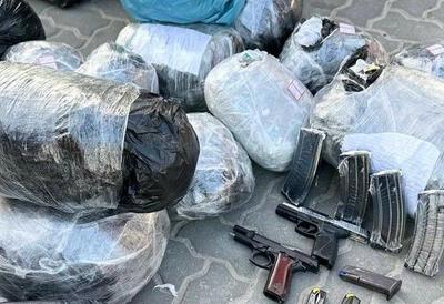 Mulher é presa com 40 quilos de cocaína, armas e carregadores de fuzil na Região dos Lagos  Mulher é presa com 40 quilos de cocaína, armas e carregadores de fuzil na Região dos Lagos