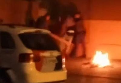 Policiais espancam homem a pauladas e são afastados Policiais espancam homem a pauladas e são afastados