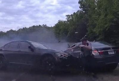 Policial dos EUA escapa ileso de carro descontrolado a 200 km/h Policial dos EUA escapa ileso de carro descontrolado a 200 km/h