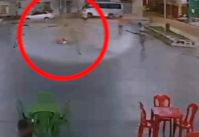 Homem cai de andaime ao montar árvore de Natal e escapa da morte Homem cai de andaime ao montar árvore de Natal e escapa da morte