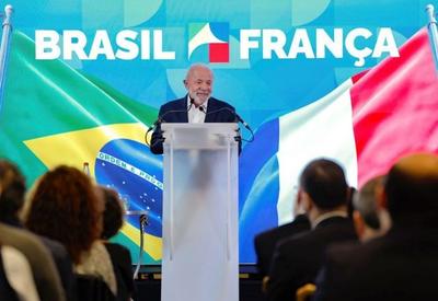 Lula defende viagens ao exterior após empresários franceses anunciarem R$ 100 bilhões em investimentos no Brasil Lula defende viagens ao exterior após empresários franceses anunciarem R$ 100 bilhões em investimentos no Brasil
