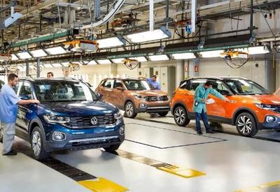 Volkswagen suspende produção em duas fábricas no Brasil Volkswagen suspende produção em duas fábricas no Brasil