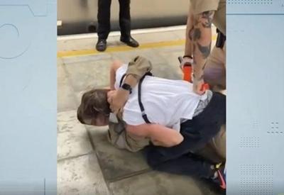 Jovem é agredido por seguranças em estação de trem em SP Jovem é agredido por seguranças em estação de trem em SP