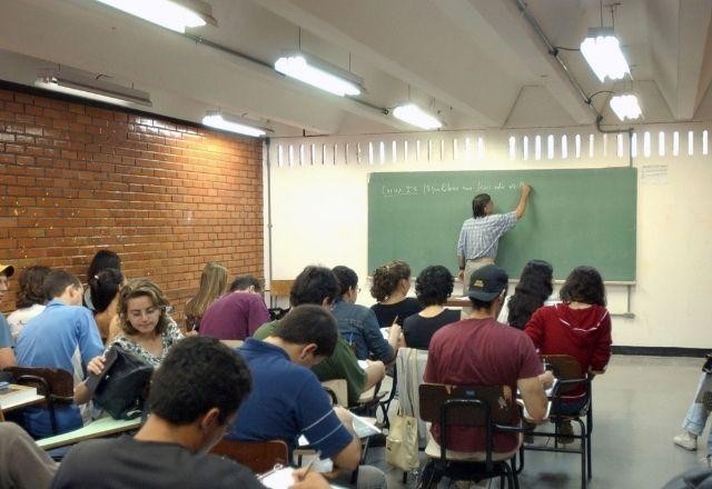 Imagem da noticia Abandono escolar no ensino médio da rede pública chega a 5% em 2021