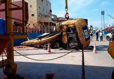 Vídeo: cabo rompe e retroescavadeira despenca no Pará Vídeo: cabo rompe e retroescavadeira despenca no Pará