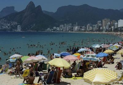 Rio entra em nova fase e libera self-service e aluguel de cadeiras de praia Rio entra em nova fase e libera self-service e aluguel de cadeiras de praia