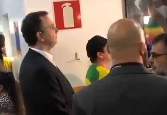 Presidente do Senado, Rodrigo Pacheco, é hostilizado antes de votar Presidente do Senado, Rodrigo Pacheco, é hostilizado antes de votar