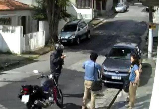 Mulher fica em choque e agradece bandido durante assalto na zona sul de São Paulo Mulher fica em choque e agradece bandido durante assalto na zona sul de São Paulo
