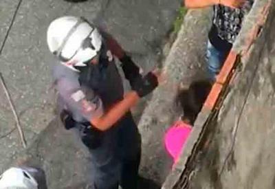 Vídeo: PM agride mulher durante abordagem em São Paulo Vídeo: PM agride mulher durante abordagem em São Paulo