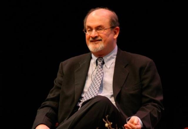 Imagem da noticia Salman Rushdie publica primeira foto após ataque em Nova York