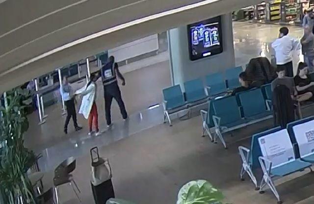 Mulher é presa por agredir funcionário e cometer ofensas racistas no aeroporto de Confins (MG) Mulher é presa por agredir funcionário e cometer ofensas racistas no aeroporto de Confins (MG)