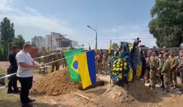 Imagem da noticia Exclusivo: comoção marca o enterro do brasileiro que foi ajudar a Ucrânia na guerra; veja VÍDEO