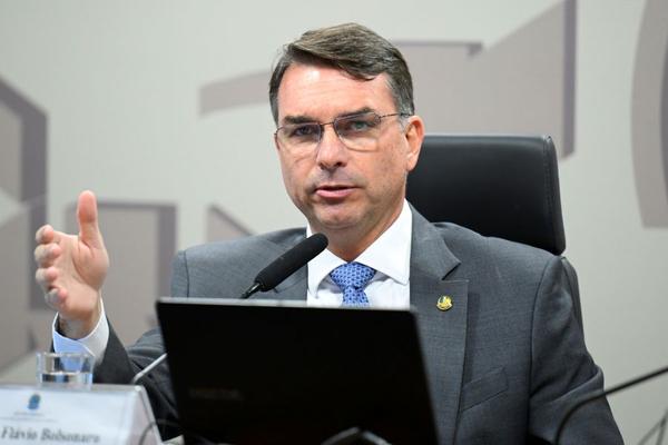 Imagem da notícia: "Espero que não seja cerco jurídico pra tentar me intimidar", diz Flávio Bolsonaro sobre inquérito de Moraes por calúnia a Lula
