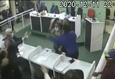 Sessão na Câmara termina em briga entre vereadores Sessão na Câmara termina em briga entre vereadores