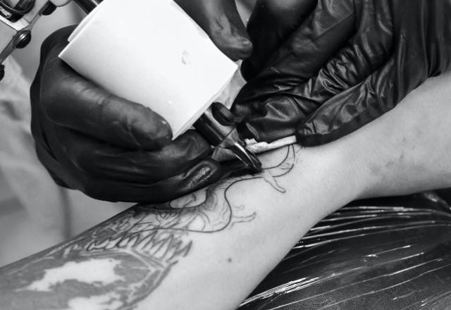 Imagem da noticia União Europeia proíbe tatuagens coloridas por risco à saúde