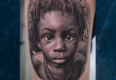 Rosto de criança negra é tatuado em desconhecido sem autorização Rosto de criança negra é tatuado em desconhecido sem autorização