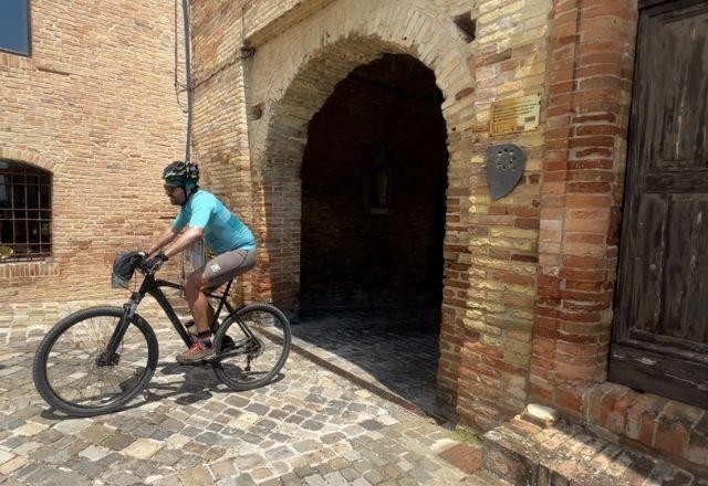 Imagem da noticia Descubra os Segredos do queijo de fosso em uma Viagem de Bike pela Itália