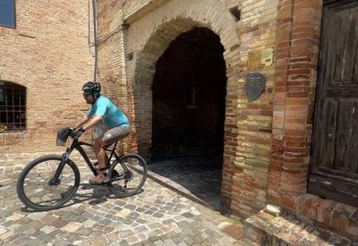 Descubra os Segredos do queijo de fosso em uma Viagem de Bike pela Itália Descubra os Segredos do queijo de fosso em uma Viagem de Bike pela Itália