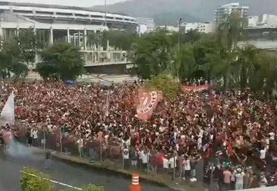 PM usa bombas para dispersar aglomeração da torcida do Flamengo PM usa bombas para dispersar aglomeração da torcida do Flamengo