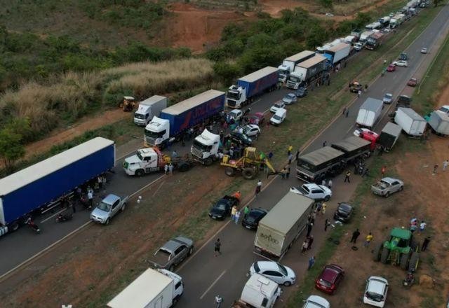 Imagem da noticia Bloqueios e interdições seguem em 17 estados nesta 4ª feira, diz PRF