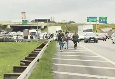 Governadores ordenam que PM atue para desobstruir rodovias bloqueadas Governadores ordenam que PM atue para desobstruir rodovias bloqueadas