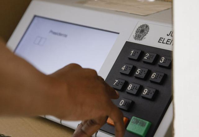 Urna nunca falhou na apuração, diz TSE; criador explica funcionamento Urna nunca falhou na apuração, diz TSE; criador explica funcionamento