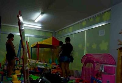 Usuária de droga abandona filho na lixeira para beber Usuária de droga abandona filho na lixeira para beber