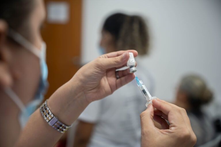 Imagem da noticia Mais de 3 mil servidores públicos receberam vacina contra a dengue em campanha da Geap
