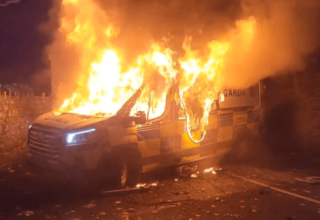 Imagem da noticia Manifestantes anti-imigração entram em confronto com a polícia e incendeiam viatura em Dublin