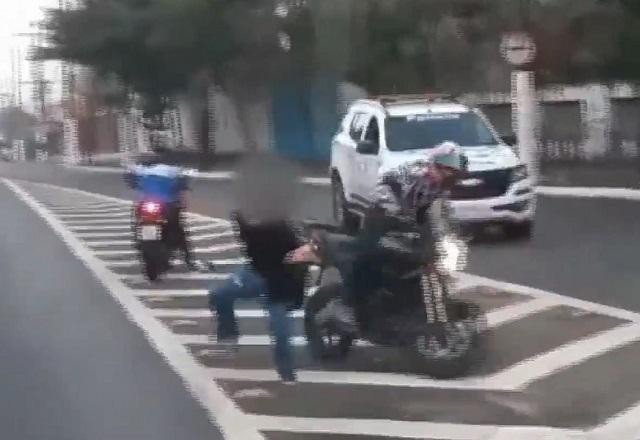 Imagem da noticia SP: criminosos tentam roubar motociclista no meio de avenida