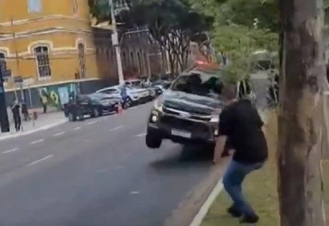 Imagem da noticia Viatura da Rota atropela casal durante apresentação no centro de SP