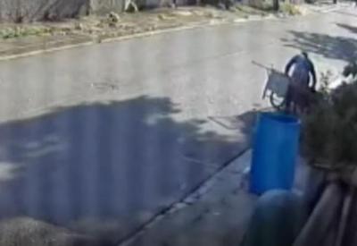Vídeo: homem é flagrado roubando tampa de bueiro no RJ Vídeo: homem é flagrado roubando tampa de bueiro no RJ