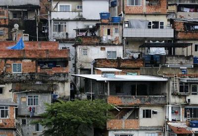 Comunidades cariocas dominadas por milícias sofrem com o tráfico de drogas Comunidades cariocas dominadas por milícias sofrem com o tráfico de drogas