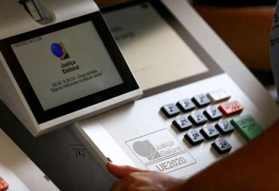 Votação vai até 17h; eleitores que estiverem na fila receberão senhas Votação vai até 17h; eleitores que estiverem na fila receberão senhas