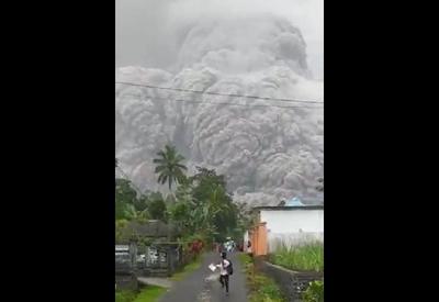 Vulcão na Indonésia entra em erupção e 41 pessoas ficam feridas Vulcão na Indonésia entra em erupção e 41 pessoas ficam feridas