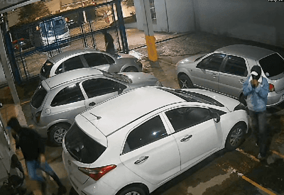 Quadrilha invade estacionamento no ABC Paulista, rende funcionário e rouba 4 carros Quadrilha invade estacionamento no ABC Paulista, rende funcionário e rouba 4 carros