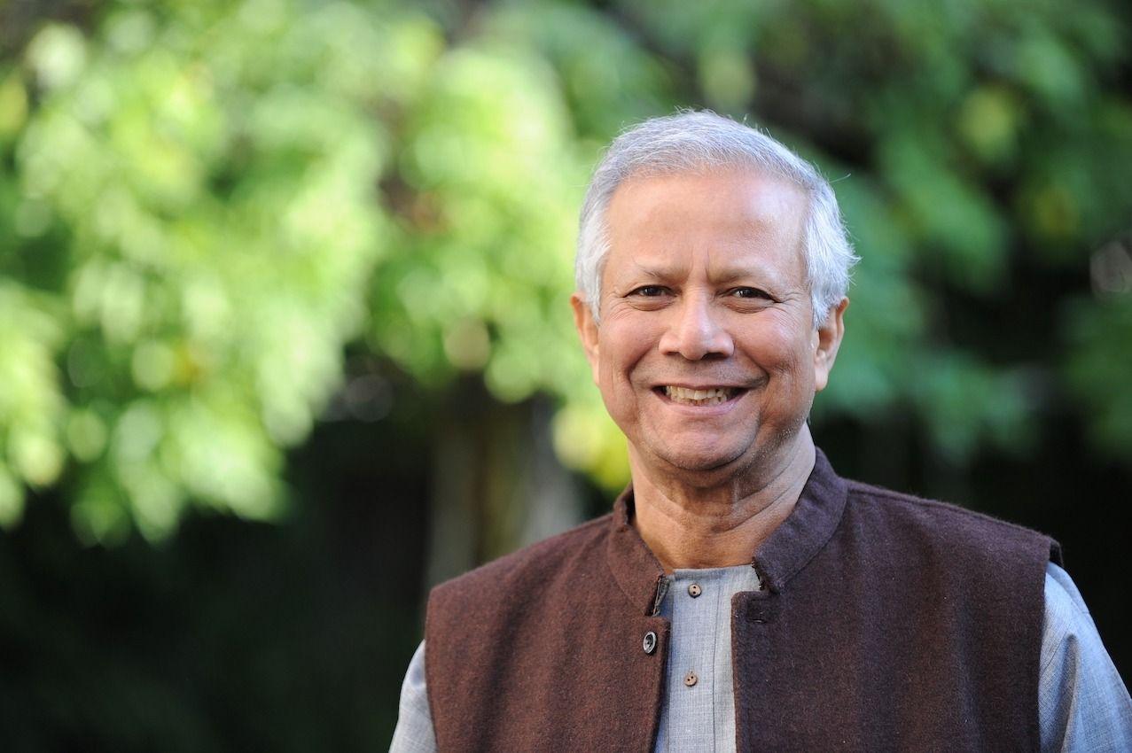 Vencedor do Nobel da Paz, Muhammad Yunus é condenado à prisão em caso de lei trabalhista Vencedor do Nobel da Paz, Muhammad Yunus é condenado à prisão em caso de lei trabalhista