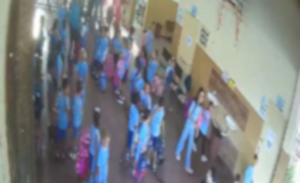 Imagem da noticia Homem agride criança de 4 anos que abraçou o filho dele na escola