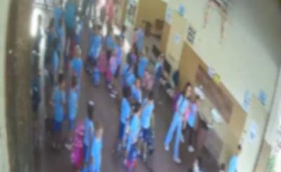 Homem agride criança de 4 anos que abraçou o filho dele na escola Homem agride criança de 4 anos que abraçou o filho dele na escola