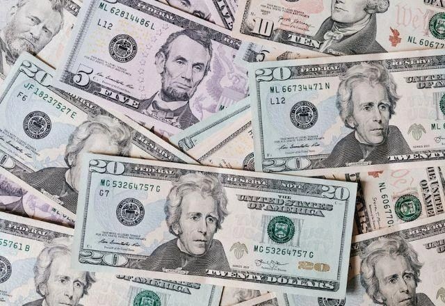 Imagem da noticia Dólar fecha em alta de 1,9% com incerteza fiscal no Brasil e impacto internacional