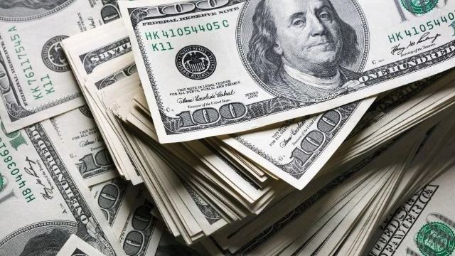 Imagem da noticia Dólar completa quarta semana consecutiva em queda