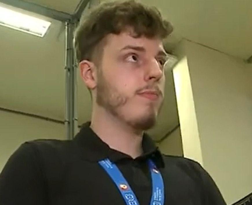 Brasileiro de 19 anos desenvolve tradutor de Libras e conquista bronze na China Brasileiro de 19 anos desenvolve tradutor de Libras e conquista bronze na China