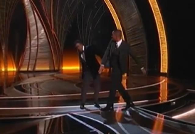 Imagem da noticia Will Smith dá tapa em Chris Rock após "piada" sobre sua mulher no Oscar