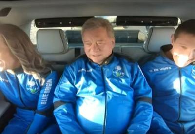 Ator William Shatner se torna a pessoa mais velha a viajar ao espaço Ator William Shatner se torna a pessoa mais velha a viajar ao espaço