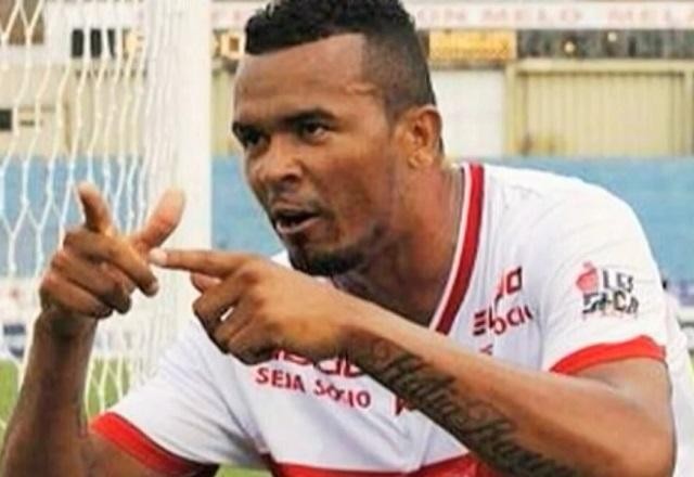 Imagem da noticia Ex-jogador paga fiança e é solto após agredir namorada