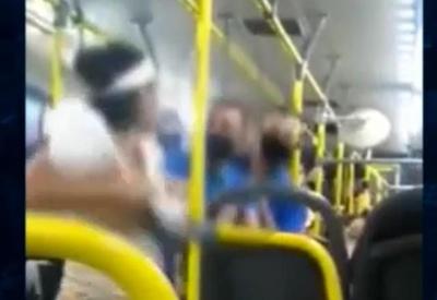 Motorista de ônibus se nega a levar passageira que não usava máscara Motorista de ônibus se nega a levar passageira que não usava máscara