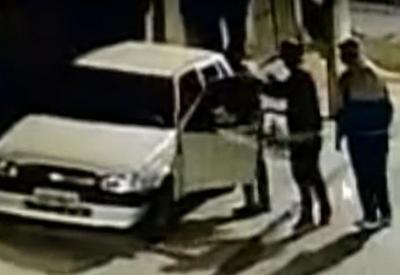 Três criminosos furtam carro na zona sul de São Paulo Três criminosos furtam carro na zona sul de São Paulo