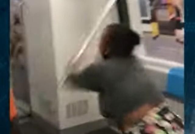 Imagem da noticia Confusão, socos e chutes: flagrante de pancadaria no metrô do RJ