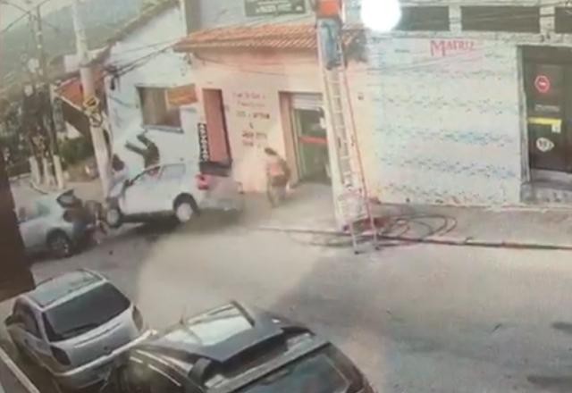 Imagem da noticia Vídeo: idoso perde o controle do carro e dois morrem em São Paulo