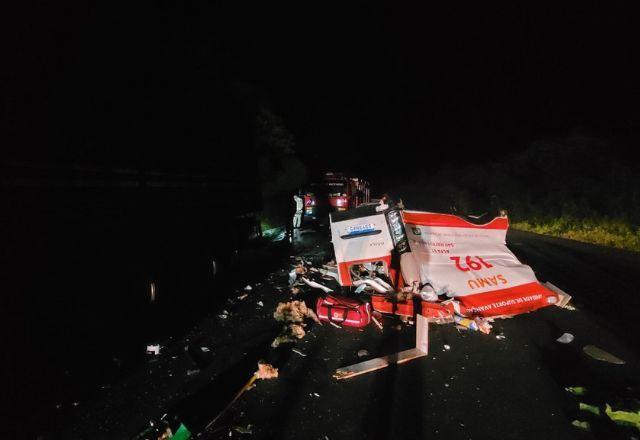 Socorristas do SAMU e paciente morrem em acidente entre ambulância e caminhão no Paraná Socorristas do SAMU e paciente morrem em acidente entre ambulância e caminhão no Paraná